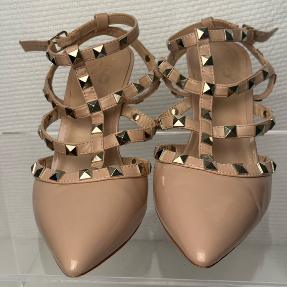Mix No. 6 Liraven beige caged style upper w/studs Pump - Picture 1 of 7